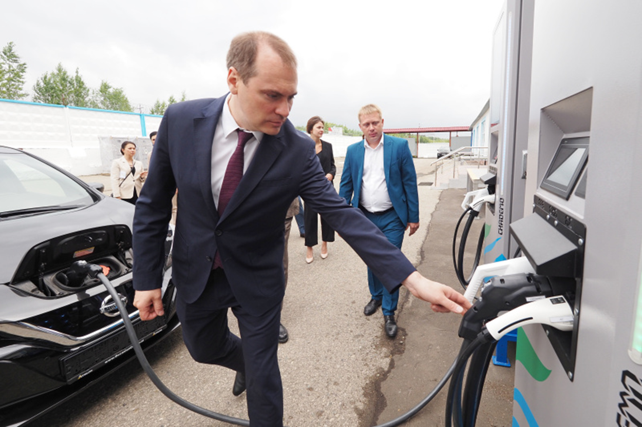 Артём Здунов в Саранске посетил производство зарядных станций для электромобилей